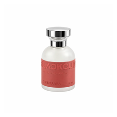 perfume de marca blackoud, contiene 50 ml y su empaque es de color rosado, es un perfume para mujer