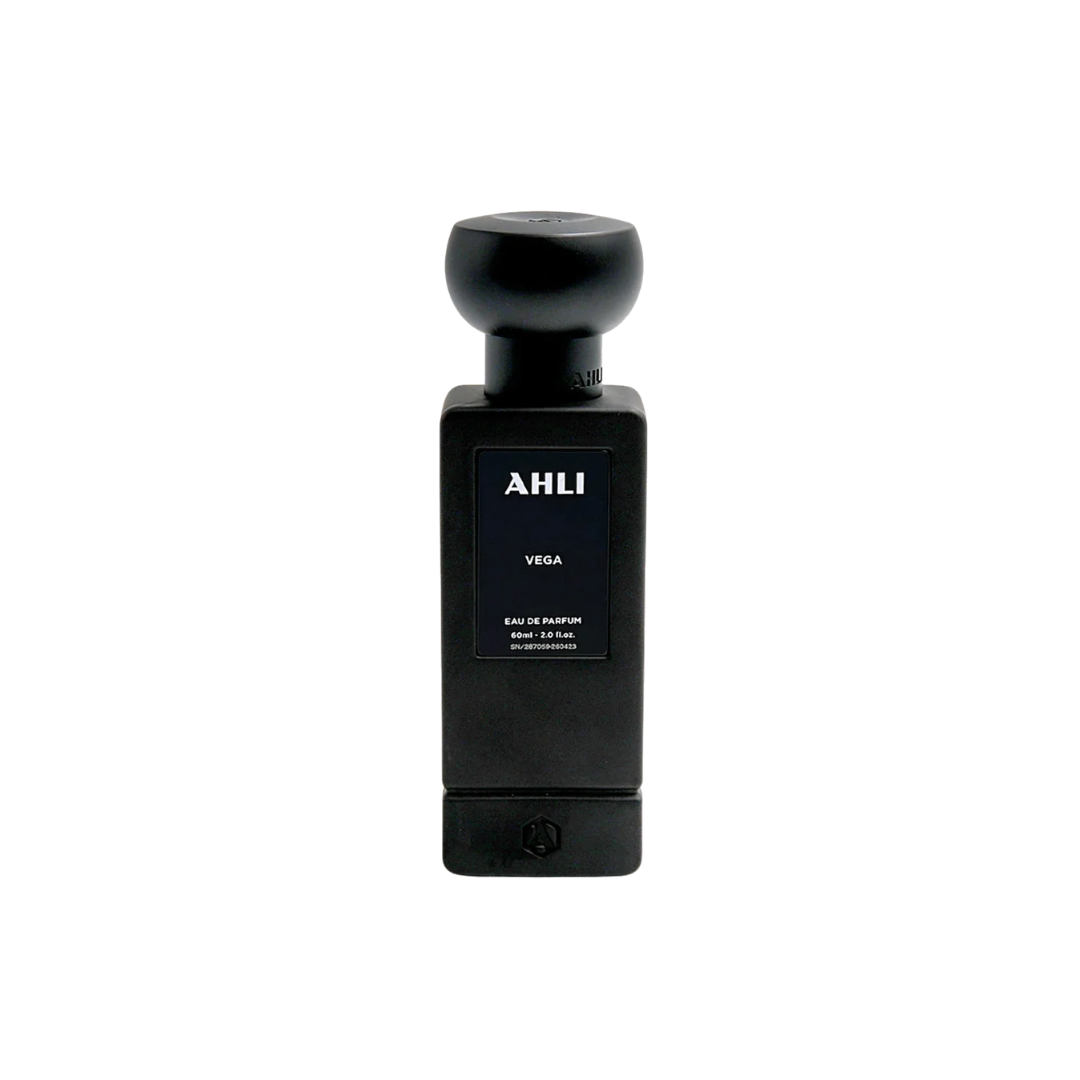 perfume de marca ahli, contiene 60 ml y su empaque es de color negro, es un perfume unisex