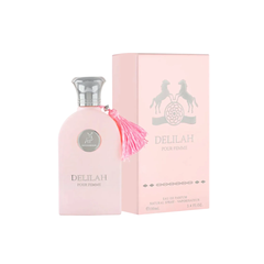 perfume de marca maison alhambra, contiene 100 ml y su empaque es de color rosado, es un perfume para mujer
