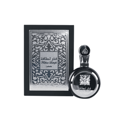 perfume de marca lattafa, contiene 100 ml y su empaque es de color negro con plateado, es un perfume para hombre