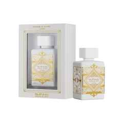 perfume de marca lattafa, contiene 100 ml y su empaque es de color blanco con dorado, es un perfume unisex