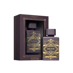 perfume de marca lattafa, contiene 100 ml y su empaque es de color morado, es un perfume unisex