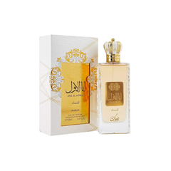 perfume de marca nusuk, contiene 100 ml y su empaque es de color blanco con dorado, es un perfume unisex